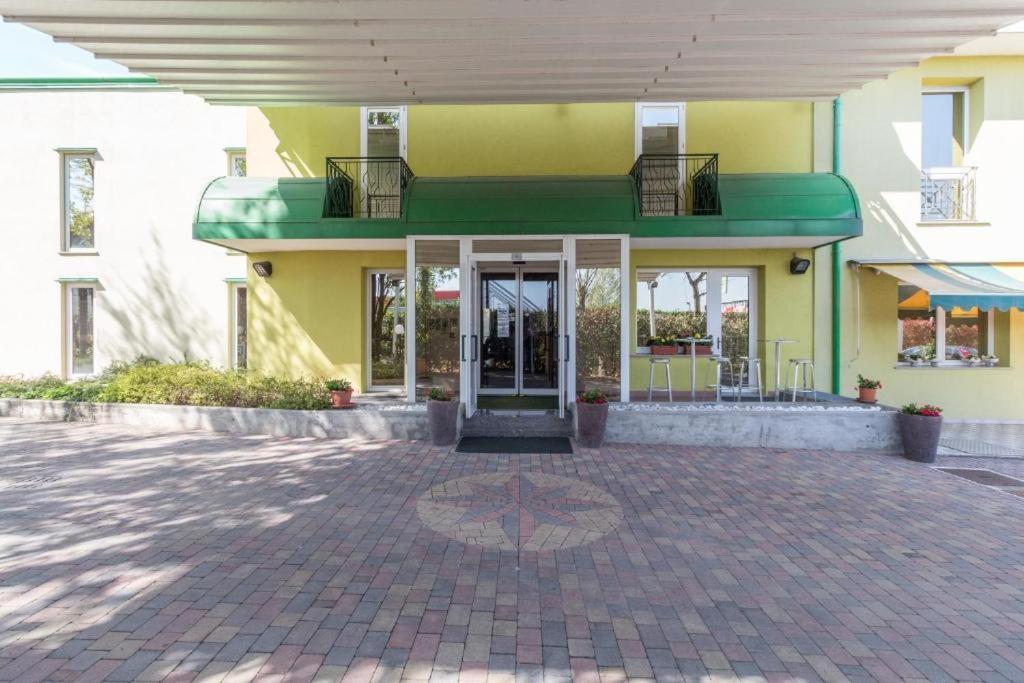 B&B Hotel Roy Silea Екстериор снимка