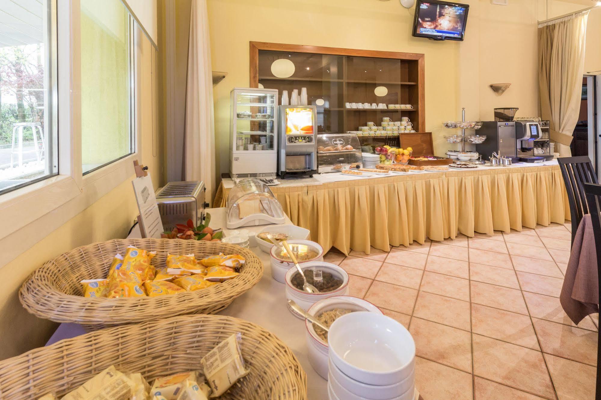 B&B Hotel Roy Silea Екстериор снимка
